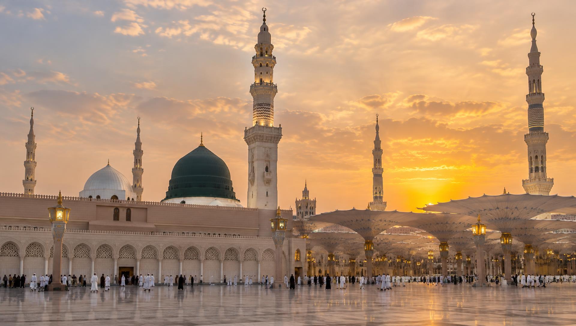 Al-Masjid an-Nabawi in Madinah at sunset